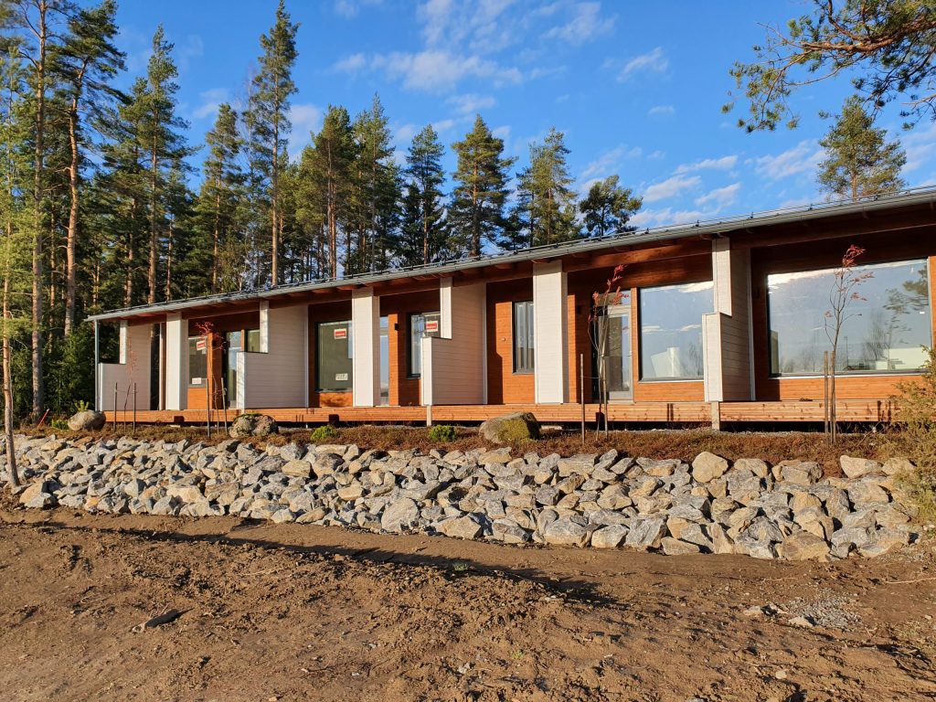 Uusi moderni maalattu rivitalo Pirkanmaalla - Rivitalon maalaus Värixi