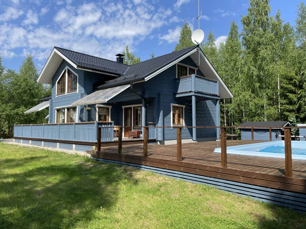 Sininen kaunis harjakattoinen hirsitalo maalattu uudelleen - Talon maalaus Pirkanmaa Värixi Oy
